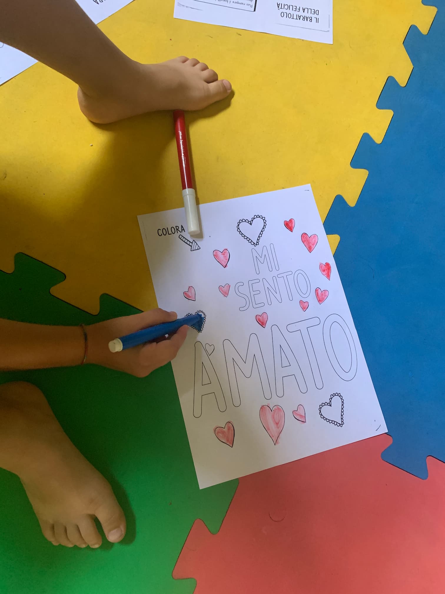 Bambini e adulti durante una lezione di yoga Yogasitter