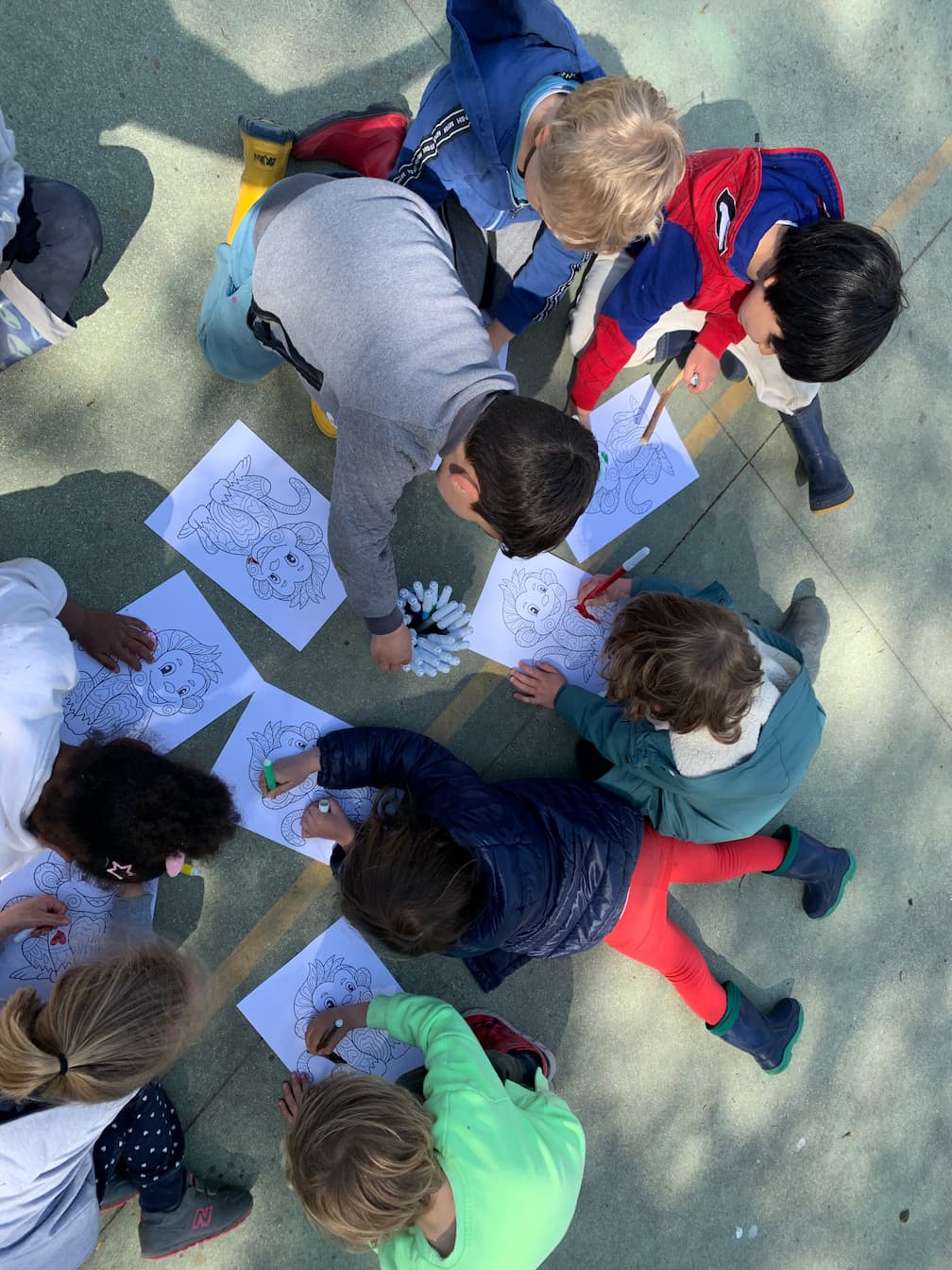 Momento di una lezione di yoga per bambini