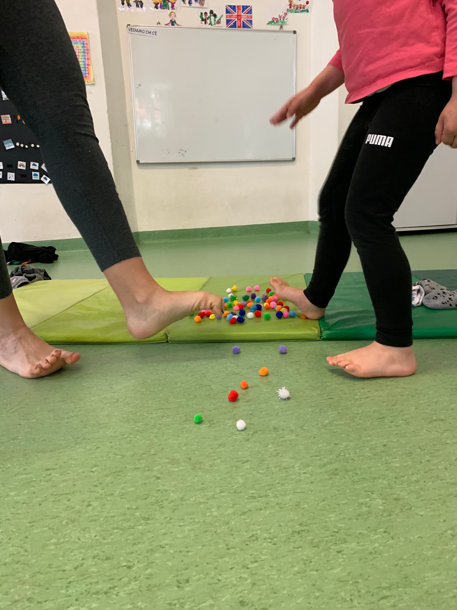 Bambini in una posizione di yoga